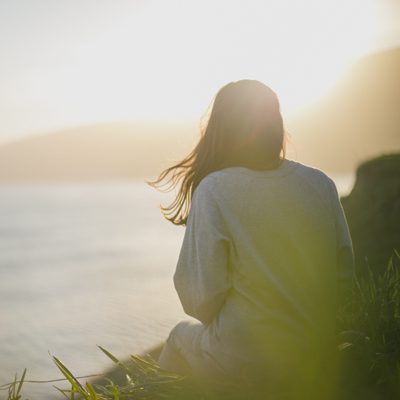 Woman-looking-at-sea (1)